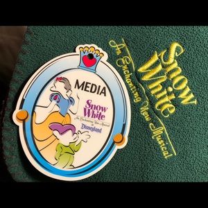 DISNEYLAND rare 2004 SNOW WHITE An Enchanting Musical WORLD PREMIERE throw